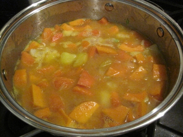 Se toarnă supa de oase atât cât să acopere legumele