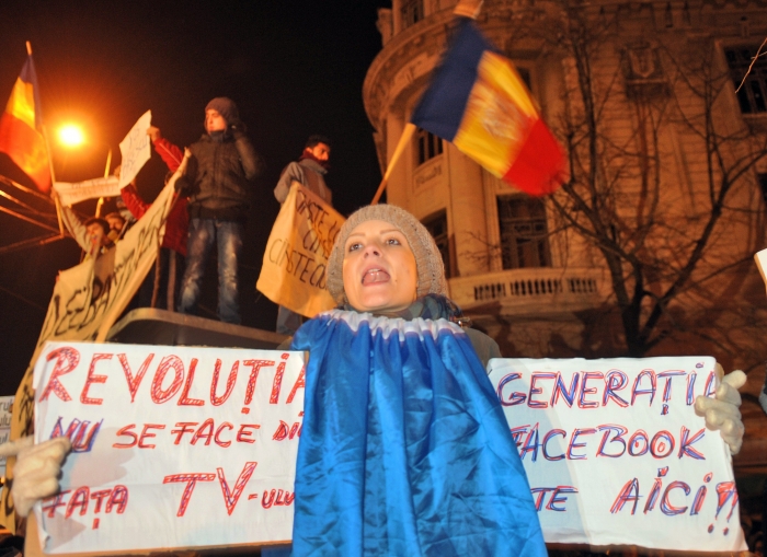 Protestele au devenit ocazia pentru o parte dintre români să  îşi exprime nemulţumirea generală faţă de o clasă politică acuzată de  aroganţă şi corupţie. (DANIEL MIHAILESCU/AFP/Getty Images)