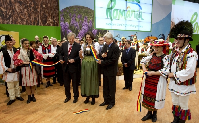 Ministrul german al agriculturii Ilse Aigner(C), primarul Berlinului Klaus Wowereit (centru ST) şi ministrul român al agriculturii Valeriu Tabără (centru DR) inaugurează expoziţia internaţională în domeniul alimentar, al agriculturii şi horticulturii „Săptămâna Verde” de la Berlin, 20 ian 2012.