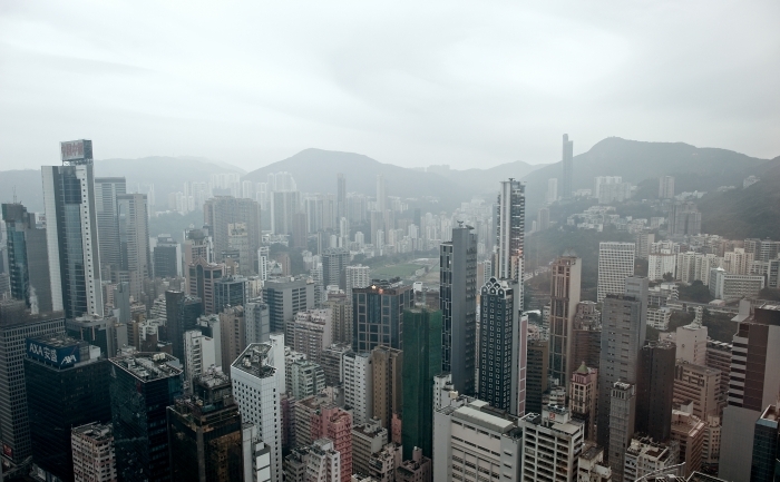 Zgârie norii din Hong Kong învăluiţi de o pâclă generată de poluare, 13 ianuarie 2012.
