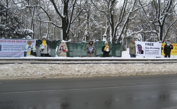 Protest Falun Gong în faţa ambasadei Chinei din Bucureşti, 27 ianuarie 2012