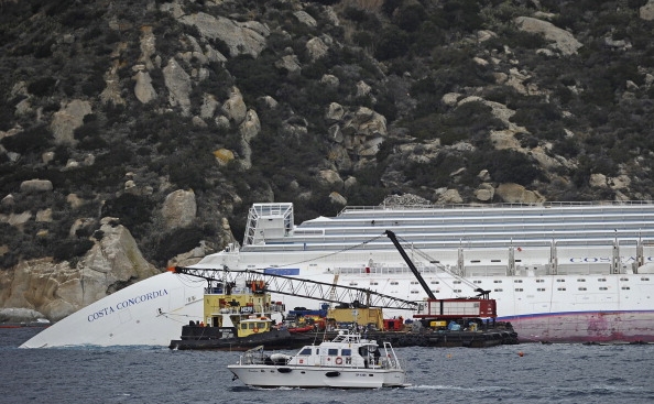Nava de croaziera Costa Concordia, naufragiat în apropiere de insula Giglio. (FILIPPO MONTEFORTE/AFP/Getty Images)