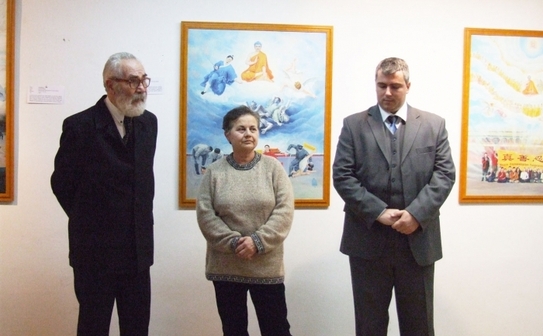 Domnul Ilie Roşianu (stânga), doamna Silvia Bloch (centru) şi domnul Kuki Szabolcs (dreapta) în cadrul vernisajului expoziţiei ”Adevăr, Compasiune, Toleranţă”, 12 ianuarie 2012, Lugoj. (BOGDAN FLORESCU/The Epoch Times)