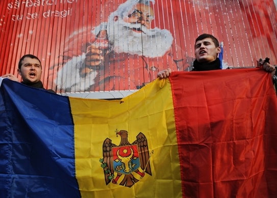 Circa 100 de tineri, membri ai Organizaţiei Studenţilor Basarabeni din Bucureşti, au protestat luni la sediul Ambasadei Federaţiei Ruse, după ce pe 1 ianuarie un militar rus al forţelor de menţinere a păcii din zona de securitate a regiunii transnistrene l-a împuşcat mortal pe un tânăr de 18 ani, cetăţean al Republicii Moldova. (DANIEL MIHAILESCU / AFP / Getty Images)