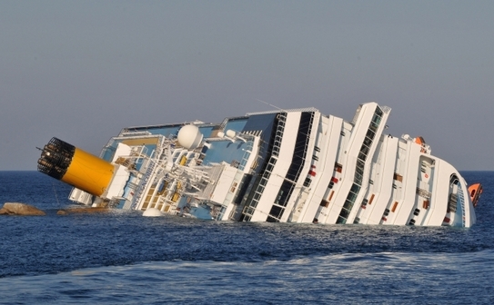 Nava Costa Concordia, de 114.000 de tone, având la bord peste 4.000 de oameni, s-a izbit de un recif de stânci în largul coastelor Toscanei, vineri noaptea, ceea ce a provocat scene de panică şi haos amintind de naufragiul Titanicului. (Laura Lezza / Getty Images)