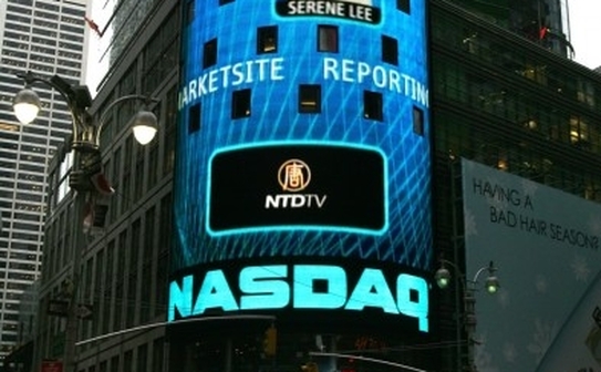 Serene Lee şi logo-ul companiei NTDTV în Times Square în 2007 - înainte ca NASDAQ să răcească relaţiile cu staţia de TV la presiunea regimului comunist chinez (New Tang Dynasty Television)