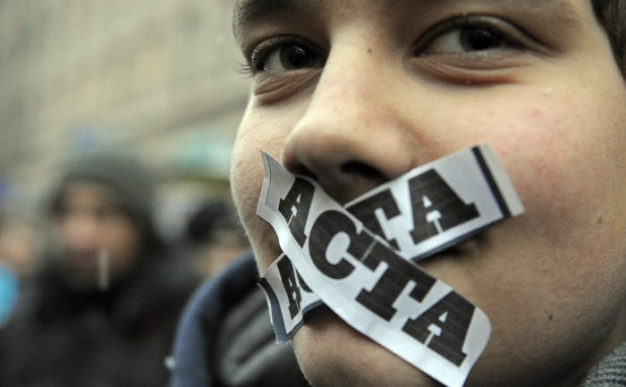 Participant la demonstraţiile de protest împotriva ACTA (JANEK SKARZYNSKI / AFP / Getty Images)