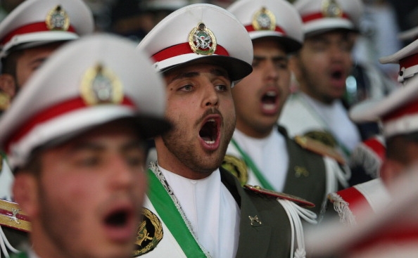 Armata iraniană celebrând 33 de ani de la revoluţia islamică.