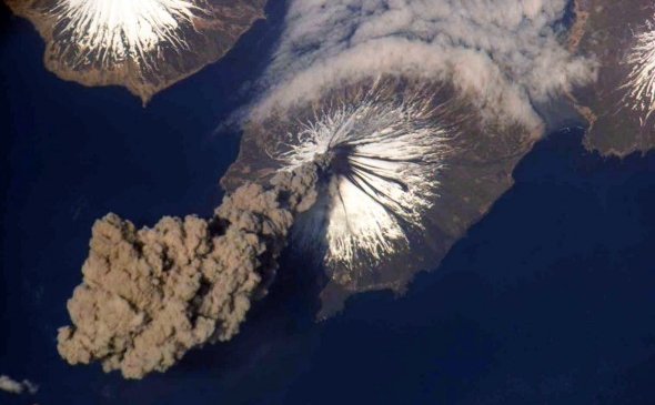 Imagine luată de NASA a vulcanului Cleveland (Alaska), 23 mai 2009