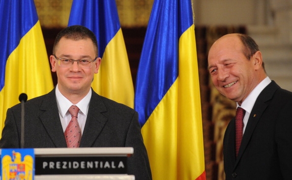 Mihai-Răzvan Ungureanu. desemnat premier, alături de preşedintele Traian Băsescu. (arhivă) (DANIEL MIHAILESCU/AFP/Getty Images)