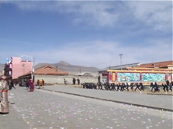 Fotografii rare din Tibet prezintă reacţia violentă a poliţiei chineze la protestul din oraşul Serta, provincia Sichuan, 24 ianuarie, 2012.