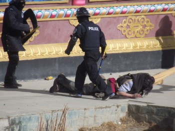Fotografii rare din Tibet prezintă reacţia violentă a poliţiei chineze la protestul din oraşul Serta, provincia Sichuan, 24 ianuarie, 2012.