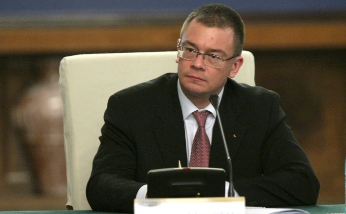 Premierul Mihai-Răzvan Ungureanu.