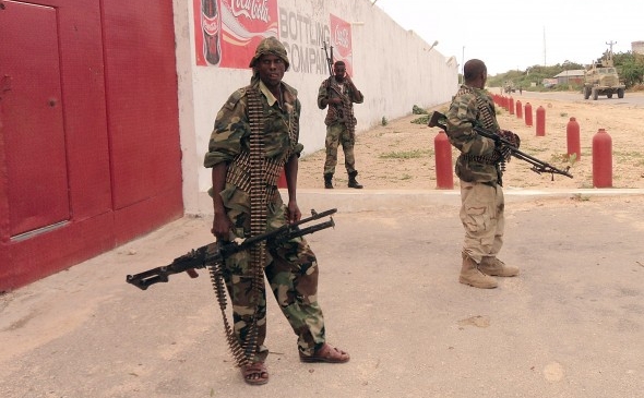 Soldaţi somalezi în Mogadiscio, Somalia, 15 octombrie 2011. Un atentat sinucigaş organizat de radicalii musulmani Al-Shabab a omorât 15 persoane pe 9 februarie