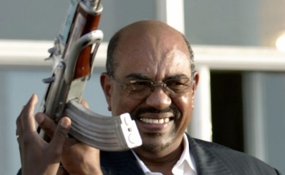 Preşedintele sudanez Omar al-Bashir ţinând în mână un Kalashnikov în Khartoum, Sudan, 27 mai 2009. (Ashraf Shazly / AFP / Getty Images)