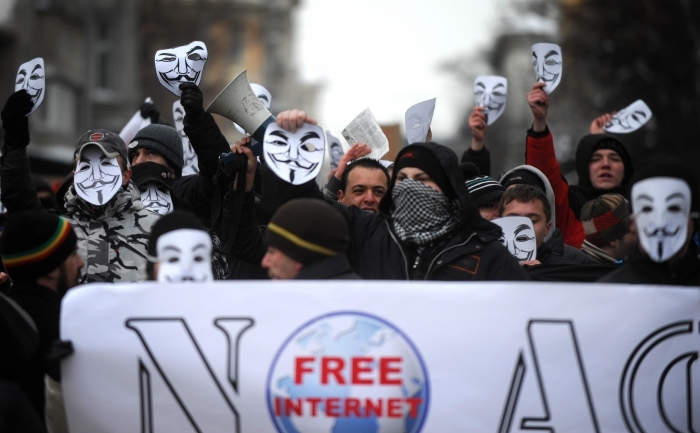 Mii de oameni s-au adunat sâmbătă în centrul Sofiei pentru a protesta  faţă de acordul controversat antipiraterie şi anticontrafacere ACTA. Tinerii din imagine poartă măşti "Guy Fawkes" şi ţin un banner pe care scrie "Nu ACTA, eliberaţi internetul", Sofia, 11 febr 2012.
