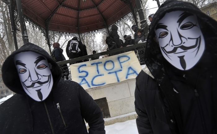 Demonstranţi cu măşti ale celebrului Anonymous Guy Fawkes iau parte la un miting împotriva controversatului acord ACTA în Zagreb, 11 februarie 2012. Peste 10 oraşe europene au găzduit demonstraţii împotriva acordului, semnat la Tokio