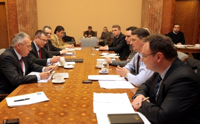 Primul-ministru Mihai Răzvan Ungureanu a avut luni o întâlnire de lucru  cu miniştrii Transporturilor, Administraţiei şi Internelor, Apărării  Naţionale, Mediului, Educaţiei şi Economiei, precum şi cu alţi  responsabili din ministere şi structurile subordonate.