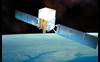 Reprezentare artistică a satelitului Fermi înconjurând Pământul