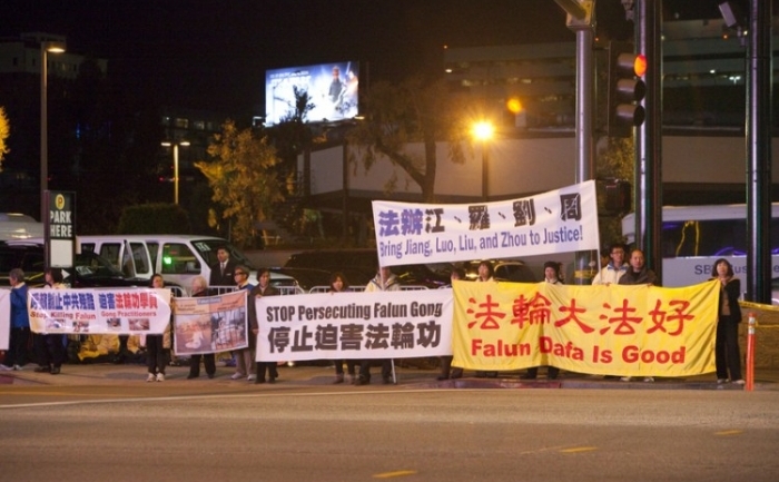 Practicanţii Falun Gong au organizat un priveghi continuu de 30 de ore lângă hotelul JW Marriott în Los Angeles, California începând cu după-amiaza zilei de 16 februarie
