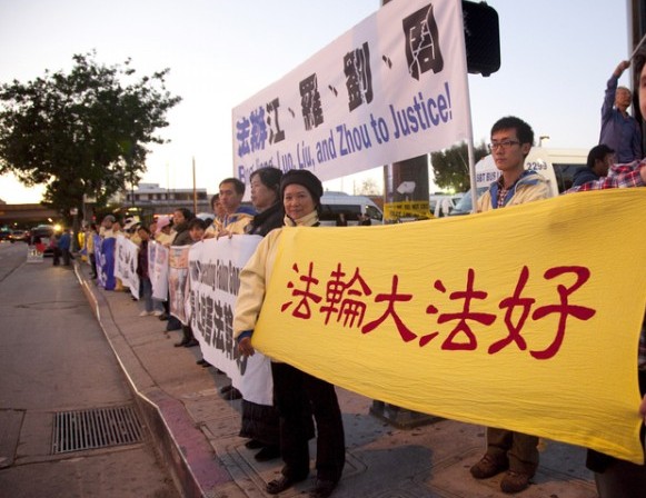 Un baner galben pe care scrie "Falun Dafa este bună"