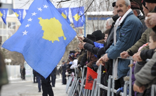 Albanezi kosovari flutură steagul Kosovo în timpul unei manifestaţii de aniversare a patru ani de la declaraţia de independenţă a provinciei, Priştina 17 febr 2012.