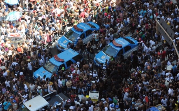 Mulţimi care participă la tradiţionala paradă 'Cordao do Bola Preta' pe bulevardul Branco, în centrul oraşului Rio de Janeiro, 18 februarie 2012