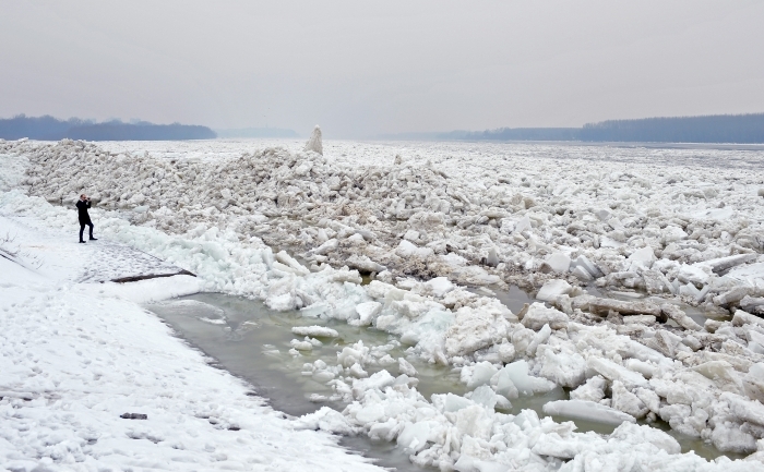 Sloiuri de gheaţă pe Dunăre, 20 febr 2012. (ANDREJ ISAKOVIC / AFP / Getty Images)