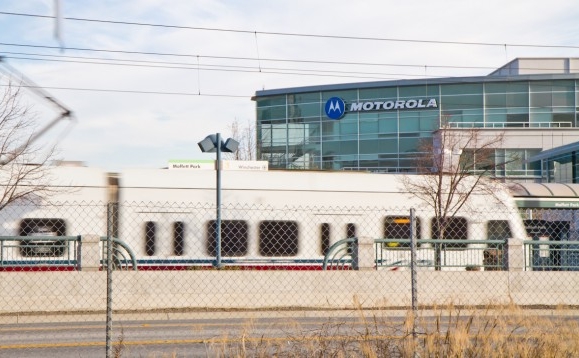 Un tren de tranzit feroviar ajunge aproape de cladirea lui Motorola Mobility din Silicon Valley, o parte a campusului Towers Moffett, 3 februarie 2012