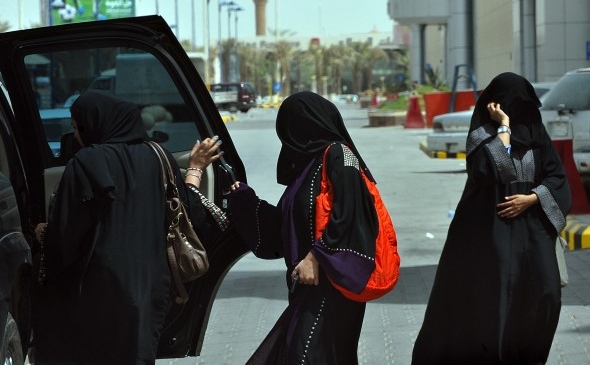 Femeile saudite merg pe bancheta din spate a unei masini în Riad pe 14 iunie 2011.