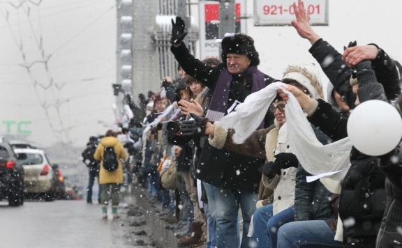 Susţinătorii opoziţiei ruse formează un lanţ în Moscova pe 26 februarie 2012.