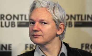 Fondatorul WikiLeaks, Julian Assange, participă la o conferinţă de presă în centrul Londrei pe 27 februarie, 2012.