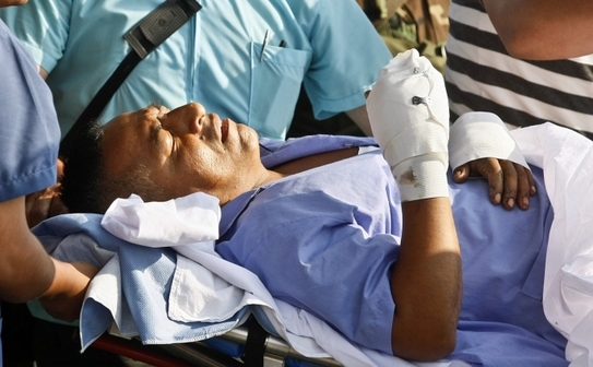 Liderul infamei grupări maioste peruviene, Căarea Luminoasă, supranumit tovarăşul Artemio, este transportat către un aeroport militar în Lima, 12 februarie 2012, după capturarea sa de către armata peruviană. Gruparea narco-teroristă Cărarea Luminoasă fondată în 1970, a condus un război de guerilă care a făcut peste 70.000 de victime în Peru. (STR / AFP / Getty Images)