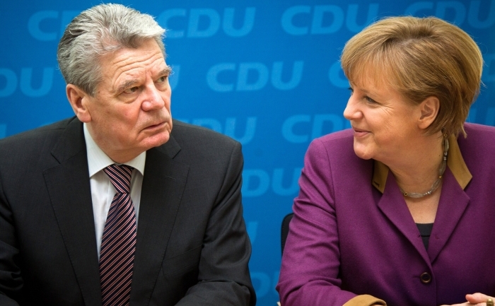 Joachim Gauck(ST) şi Angela Merkel(DR). (MICHAEL KAPPELER / AFP / Getty Images)
