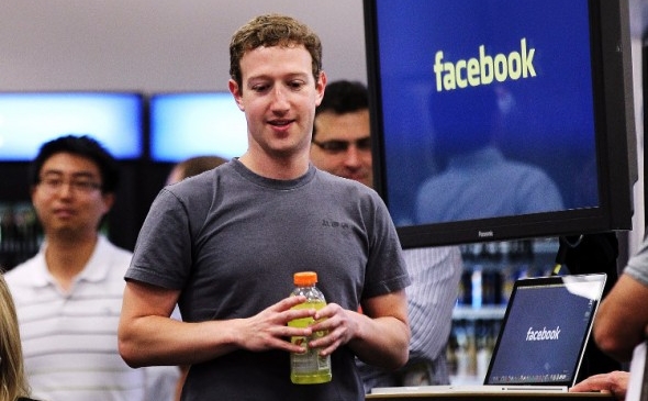 CEO-ul companiei Facebook, Mark Zuckerberg, se pregăteşte să vorbească la o conferinţă de presă la sediul Facebook, 6 iulie 2011, în Palo Alto, California (Justin Sullivan / Getty Images)