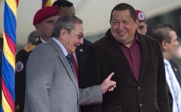 Preşedintele cubanez Raul Castro şi liderul venezuelean Hugo Chavez. (JUAN BARRETO/AFP/Getty Images)