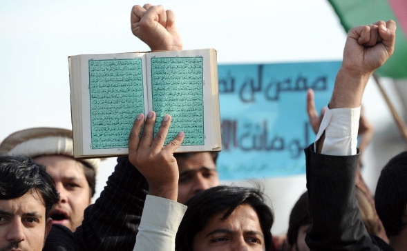 Mii de afgani au ieşit în stradă pentru a protesta faţă de arderea cărţii sfinte musulmane (AAMIR QURESHI/AFP/Getty Images)