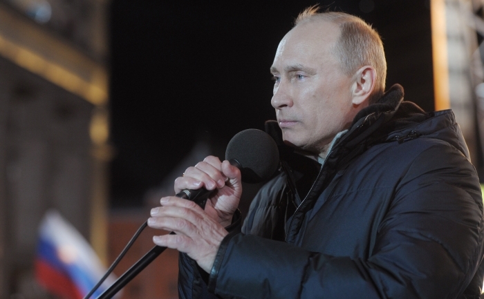 Vladimir Putin adresâdu-se suporterilor în Piaţa Manezhnaya, Moscova,   4 martie 2012. Cu multă emoţie în glas, Putin a declarat victoria în alegeri. (ALEXEI NIKOLSKY / AFP / Getty Images)