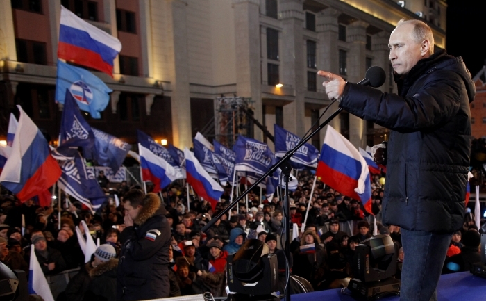 Vladimir Putin, declarat câştigător în alegeri, se adresează unei mulţimi strânse duminică seara lângă Kremlin, Moscova. (DMITRY ASTAKHOV / AFP / Getty Images)