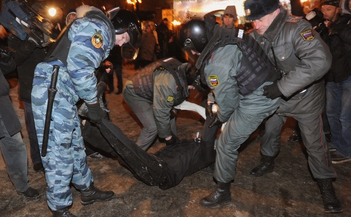 Poliţia rusă arestează activişti anti-Putin în Piaţa Pushkinska, 5 martie 2012 (ALEXANDER NEMENOV / AFP / Getty Images)