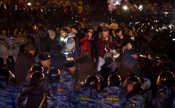 Ample acţiuni de protest ale adversarilor şi simpatizanţilor lui Vladimir Putin, la o zi după scrutin.