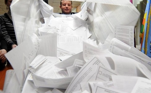 Oficialii Comisiei Electorale Centrale deschizând o urnă de vot la un centrul din Moscova, 4 martie 2012 (Yuri Kadobnov / AFP / Getty Images)