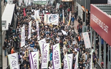 Demonstraţii împotriva liderului de facot în Hong Kong Donald Tsang, 3 martie 2012. Tsang, al cărui termen se va sfârşi în iunie, a acceptat pe 1 martie să coopereze cu o comisie care îi anchetează legăturile de afaceri, după acuzaţii de corupţie (Philippe Lopez / AFP / Getty Images)