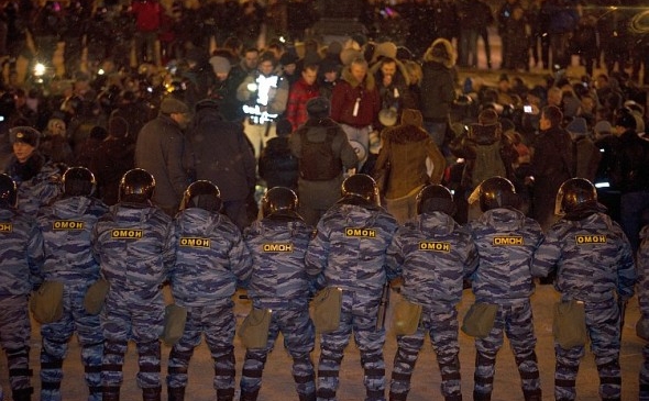 Poliţia rusă încercuieşte sute de activişti din opoziţie în Moscova, Piaţa Puşkin, pe 5 martie. (John MacDougall / AFP / Getty Images)