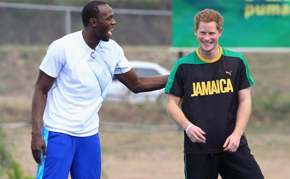 Printul Harry împreună cu Usain Bolt la Usain Bolt Track de la Universitatea din Indiile de Vest, 6 martie 2012, în Kingston, Jamaica. (Chris Jackson / Getty Images)