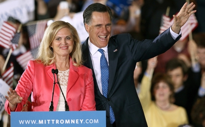 Candidatul republican la alegerile prezidenţiale din SUA, Mitt Romney alături de soţia sa Ann Romney participă la maratonul electoral Super Tuesday, 6 martie 2012, Boston, Massachusetts. (Win McNamee / Getty Images)