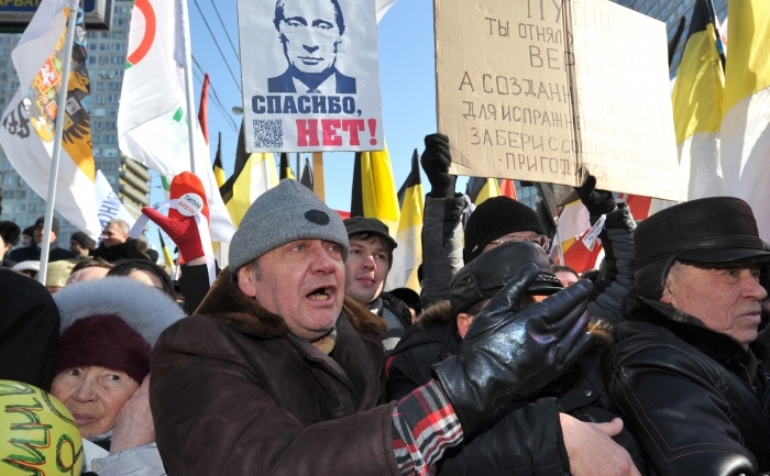 Manifestanţi care protestează faţă de victoria lui Vladimir Putin în  alegerile prezidenţiale de săptămâna trecută s-au strâns  sâmbătă, în centrul Moscovei. (ALEXANDER NEMENOV / AFP / Getty Images)