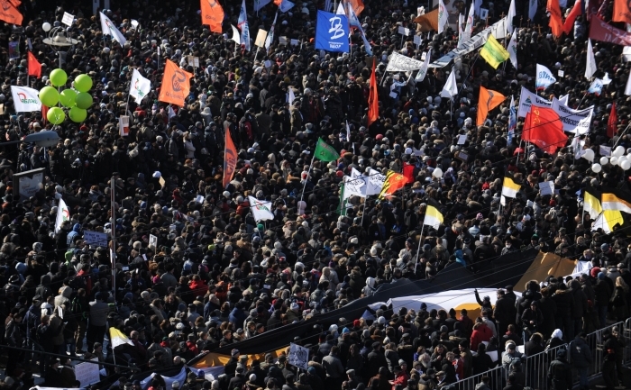 Mii de persoane s-au strâns pentru a participa la un miting al opoziţiei ce se desfăşoară în centrul Moscovei, 10 martie 2012. (ANDREY SMIRNOV / AFP / Getty Images)