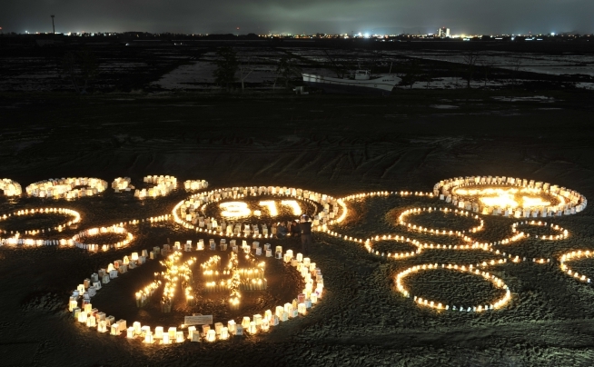 Japonia a comemorat victimele seismului  cu magnitudinea 9 şi tsunamiului care au afectat ţara în 11 martie 2011. Caractere comemorative au fost formate din lanterne de hârtie ca parte a ceremoniei în prefectura Miyagi, 11 martie 2012.