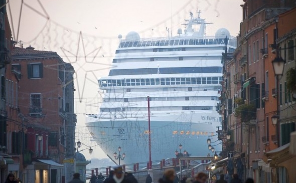 Vasul de croazieră MSC Magnifica trece aproape de Piaţa San Marco din Veneţia pe 23 ianuarie, 2011. (Andrea Pattaro / AFP / Getty Images)